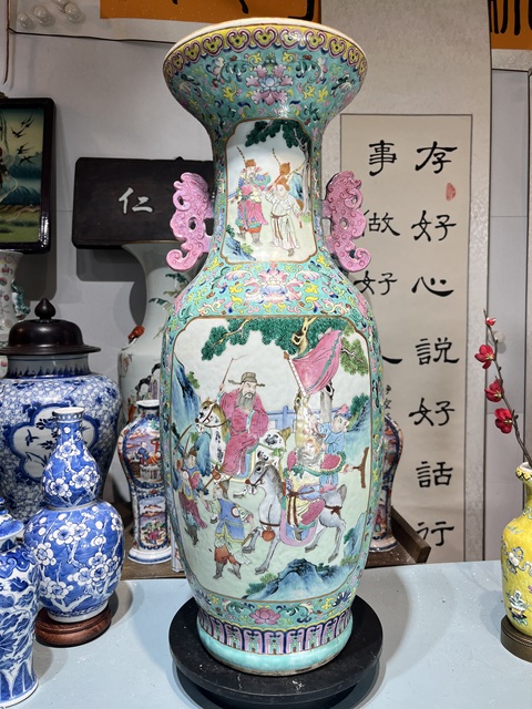 古玩陶瓷松石綠粉彩人物故事紋雙耳盤口瓶真品鑒賞圖