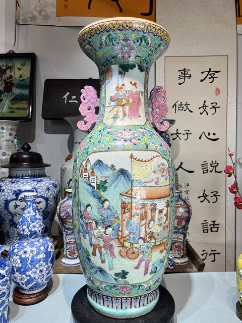 古玩陶瓷松石綠粉彩人物故事紋雙耳盤口瓶真品鑒賞圖