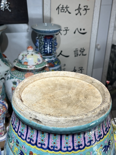 古玩陶瓷松石綠粉彩人物故事紋雙耳盤口瓶真品鑒賞圖