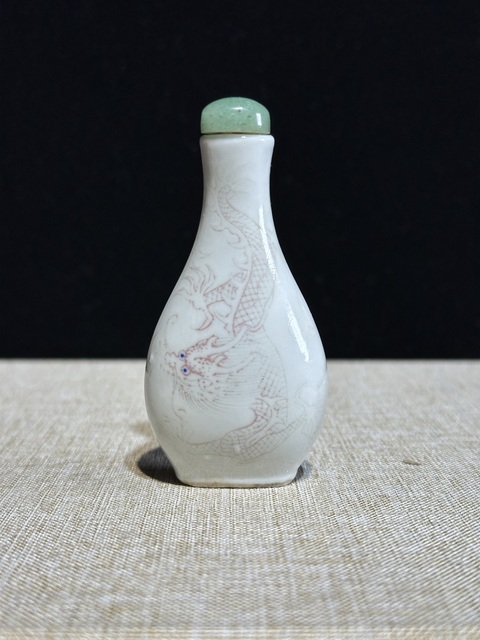 古玩陶瓷釉里紅龍紋鼻煙壺真品鑒賞圖