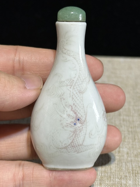 古玩陶瓷釉里紅龍紋鼻煙壺真品鑒賞圖