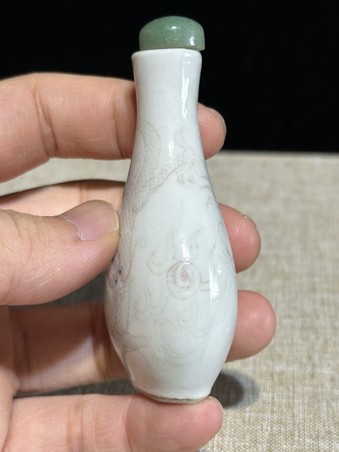 古玩陶瓷釉里紅龍紋鼻煙壺真品鑒賞圖