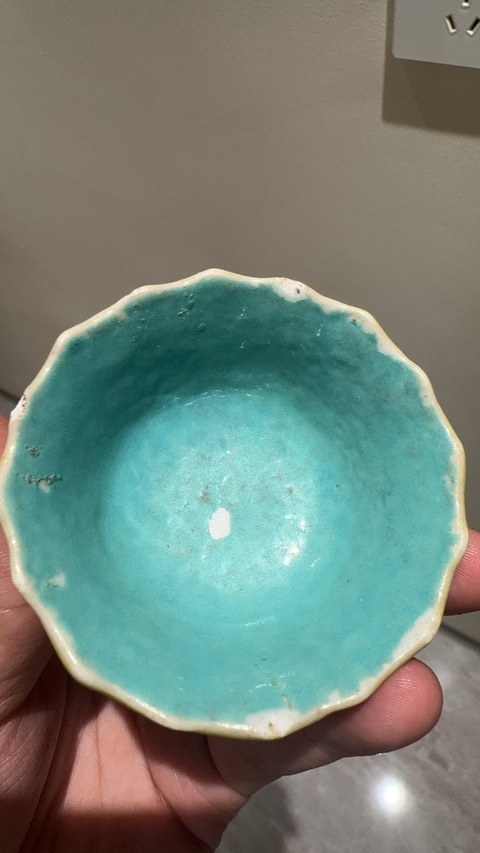古玩陶瓷蓮瓣紋粉彩花口杯真品鑒賞圖