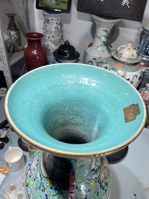 古玩陶瓷松石綠粉彩人物故事紋雙耳盤口瓶真品鑒賞圖