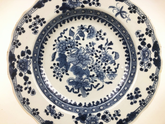 古玩陶瓷清早期·青花博古花卉紋盤真品鑒賞圖