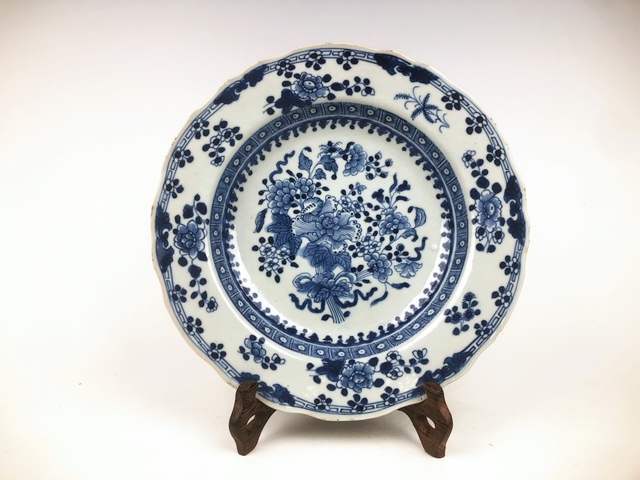 古玩陶瓷清早期·青花博古花卉紋盤真品鑒賞圖