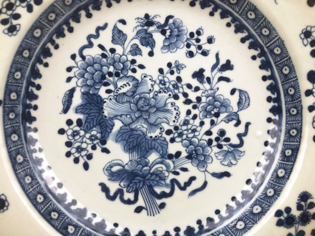 古玩陶瓷清早期·青花博古花卉紋盤真品鑒賞圖