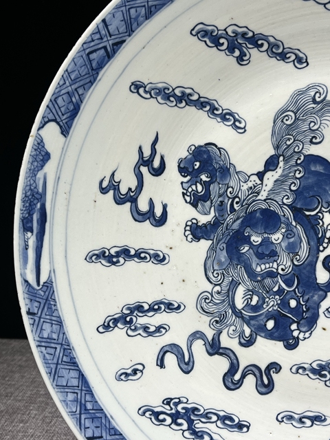 古玩陶瓷青花獅紋盤真品鑒賞圖