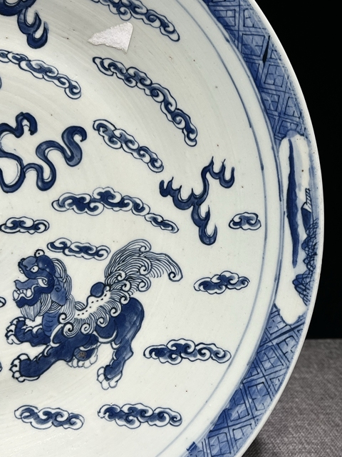 古玩陶瓷青花獅紋盤真品鑒賞圖