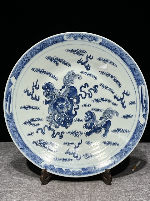 古玩陶瓷青花獅紋盤真品鑒賞圖