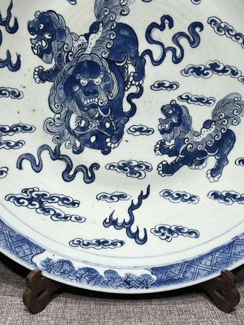 古玩陶瓷青花獅紋盤真品鑒賞圖