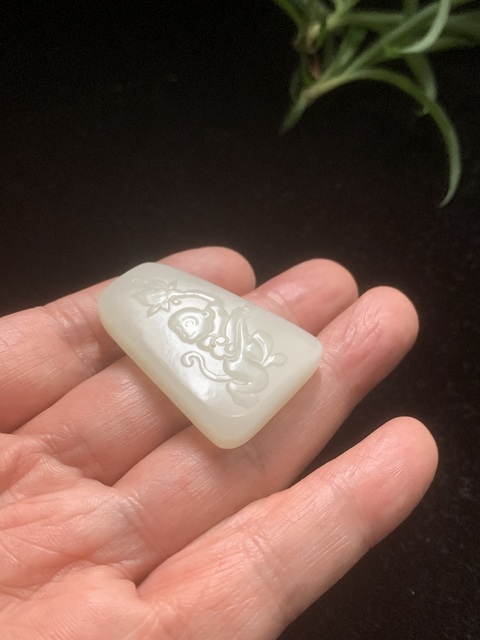 古玩玉器和田玉雕“靈猴獻(xiàn)壽”掛件真品鑒賞圖