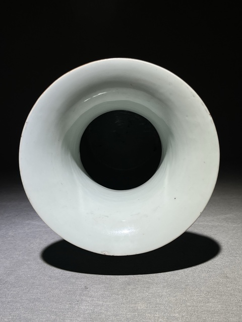 古玩陶瓷桃花美女粉彩撇口瓶真品鑒賞圖