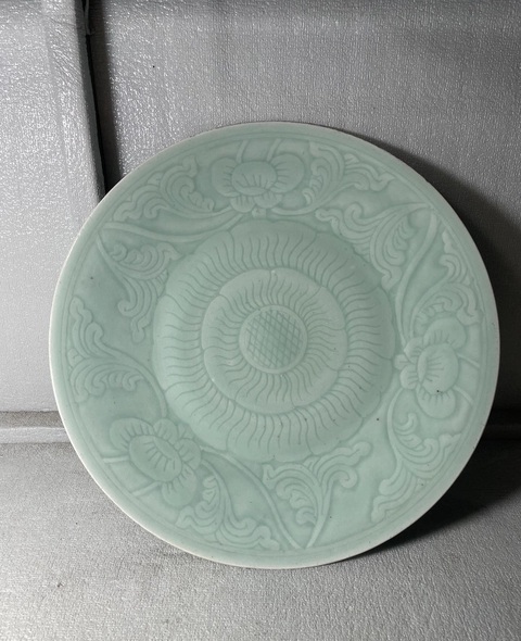 古玩陶瓷豆青釉刻花大盤真品鑒賞圖