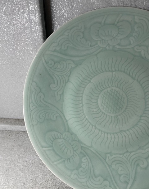 古玩陶瓷豆青釉刻花大盤真品鑒賞圖