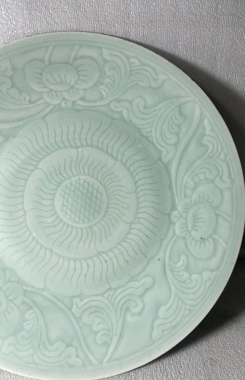 古玩陶瓷豆青釉刻花大盤真品鑒賞圖
