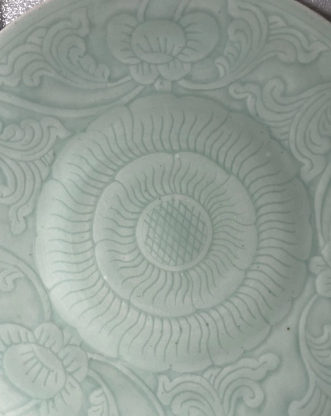 古玩陶瓷豆青釉刻花大盤真品鑒賞圖
