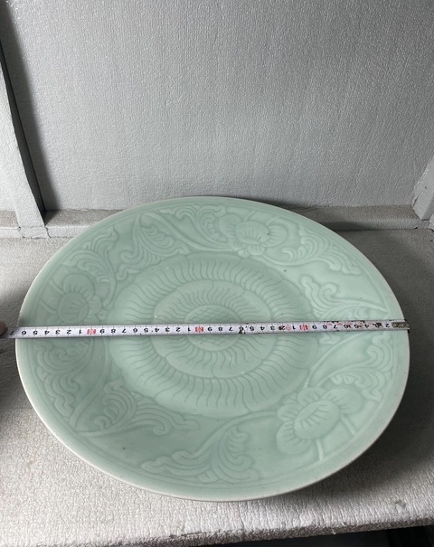 古玩陶瓷豆青釉刻花大盤真品鑒賞圖
