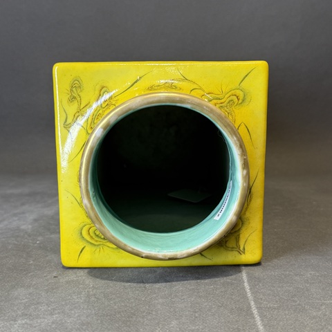 古玩陶瓷民國黃地靈芝開光粉彩花鳥紋琮式瓶真品鑒賞圖