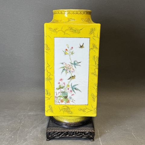 古玩陶瓷民國黃地靈芝開光粉彩花鳥紋琮式瓶真品鑒賞圖