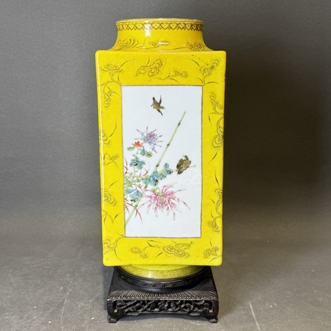 古玩陶瓷民國黃地靈芝開光粉彩花鳥紋琮式瓶真品鑒賞圖