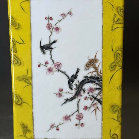 古玩陶瓷民國黃地靈芝開光粉彩花鳥紋琮式瓶真品鑒賞圖