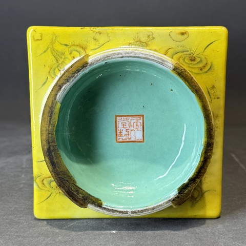 古玩陶瓷民國黃地靈芝開光粉彩花鳥紋琮式瓶真品鑒賞圖