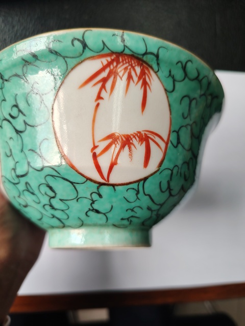 古玩陶瓷松石綠礬紅竹報平安圖茶碗真品鑒賞圖