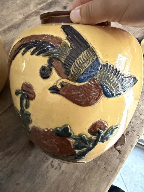 古玩陶瓷黃釉地三彩鳳紋冬瓜罐真品鑒賞圖