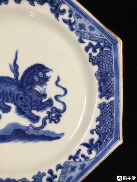 古玩陶瓷飄帶繡球獅子紋青花八方盤真品鑒賞圖