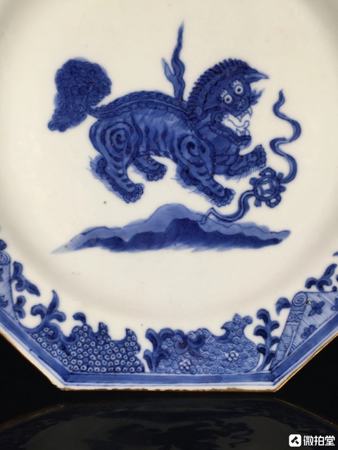 古玩陶瓷飄帶繡球獅子紋青花八方盤真品鑒賞圖
