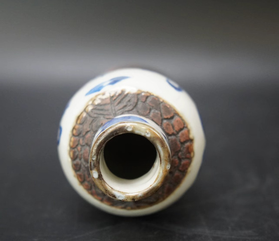 古玩陶瓷哥釉地鐵銹釉青花仕女紋瓶真品鑒賞圖