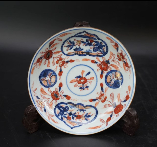 古玩陶瓷青花礬紅花卉紋杯盤真品鑒賞圖