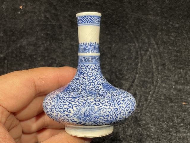 古玩陶瓷煨瓷青花花卉紋荸薺瓶真品鑒賞圖