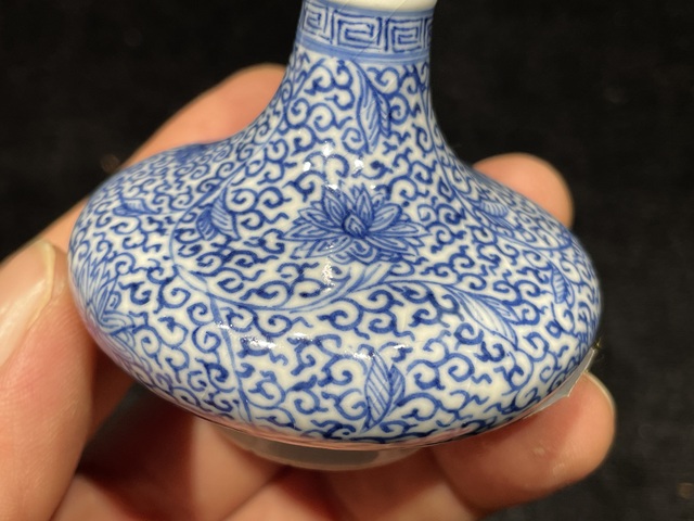 古玩陶瓷煨瓷青花花卉紋荸薺瓶真品鑒賞圖