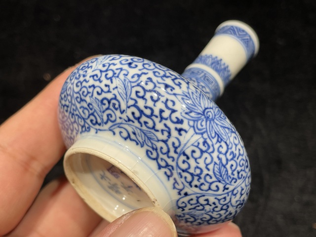 古玩陶瓷煨瓷青花花卉紋荸薺瓶真品鑒賞圖