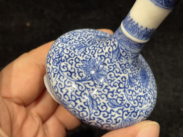 古玩陶瓷煨瓷青花花卉紋荸薺瓶真品鑒賞圖