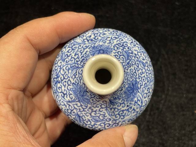 古玩陶瓷煨瓷青花花卉紋荸薺瓶真品鑒賞圖