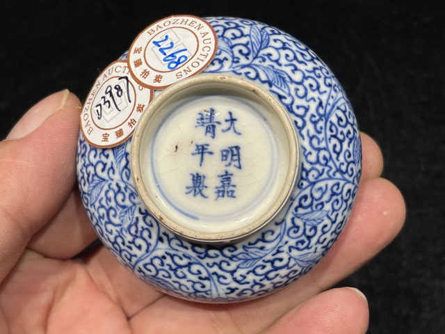 古玩陶瓷煨瓷青花花卉紋荸薺瓶真品鑒賞圖