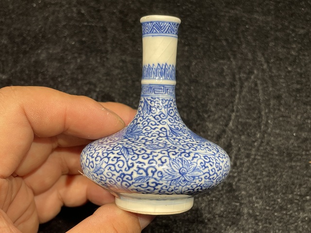 古玩陶瓷煨瓷青花花卉紋荸薺瓶真品鑒賞圖