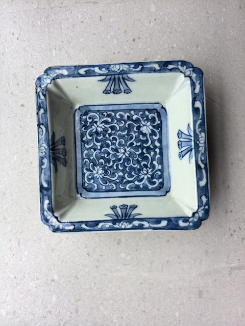 古玩陶瓷青花留白花卉紋四方倭角盤真品鑒賞圖