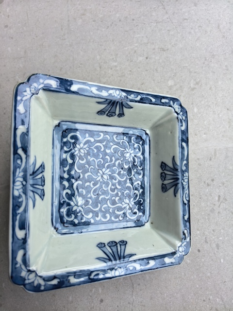 古玩陶瓷青花留白花卉紋四方倭角盤真品鑒賞圖