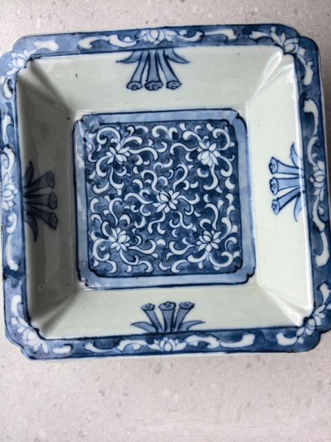 古玩陶瓷青花留白花卉紋四方倭角盤真品鑒賞圖