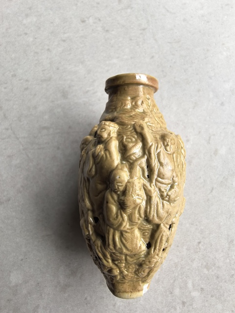 古玩陶瓷黃釉十八羅漢鼻煙壺真品鑒賞圖