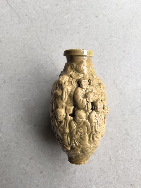 古玩陶瓷黃釉十八羅漢鼻煙壺真品鑒賞圖