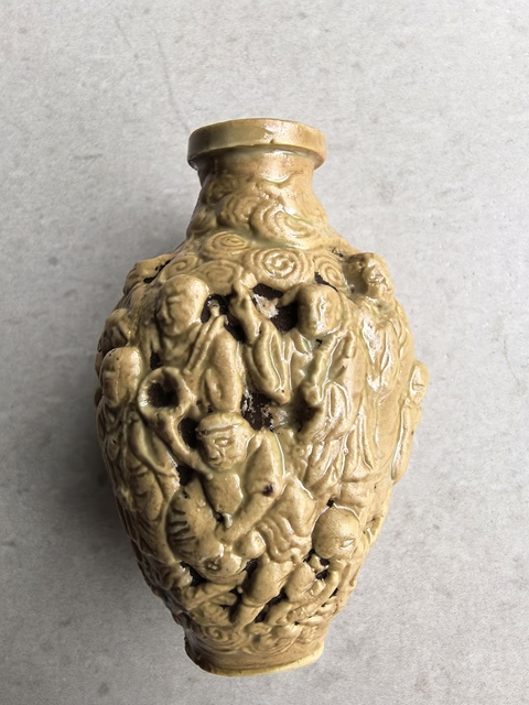 古玩陶瓷黃釉十八羅漢鼻煙壺真品鑒賞圖