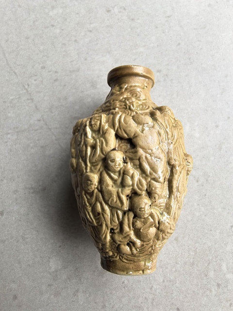 古玩陶瓷黃釉十八羅漢鼻煙壺真品鑒賞圖