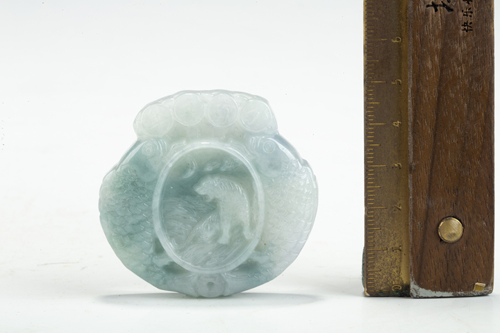 古玩玉器當代·翡翠年年有余瑞獸紋牌飾真品鑒賞圖