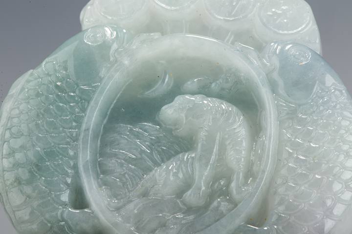 古玩玉器當代·翡翠年年有余瑞獸紋牌飾真品鑒賞圖