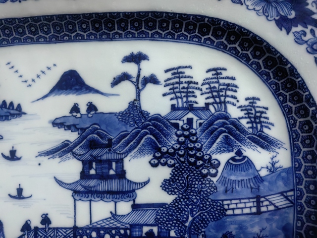 古玩陶瓷樓臺(tái)亭閣山水紋青花盤(pán)真品鑒賞圖